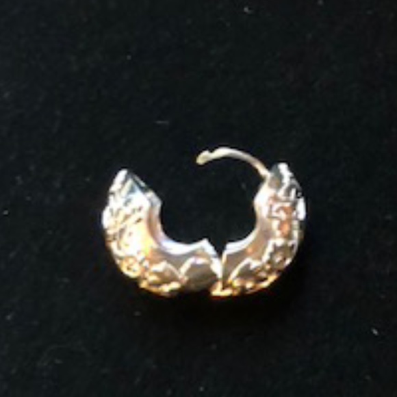 *HOST PICK* Baroque Huggie Hoop Earrings *NEW* - Picture 3 of 6